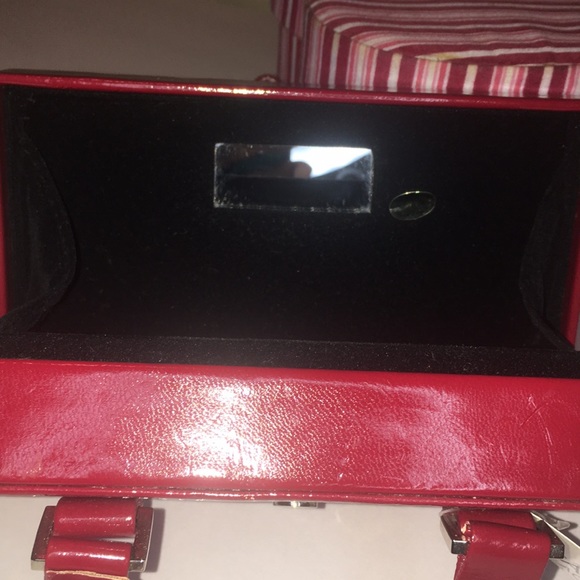 California Accessories Travel Compact w/ Mirror - Picture 5 of 7